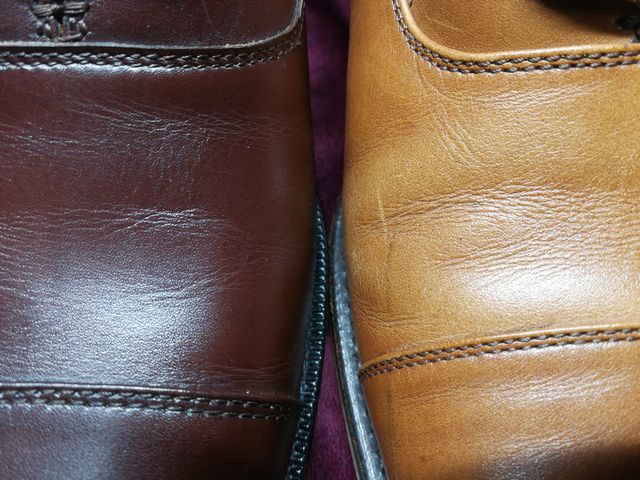 リーガル Worth Collection(右:JJ54)とアノネイ社ボックスカーフ(左:神匠)の履きシワ・艶感の質感比較